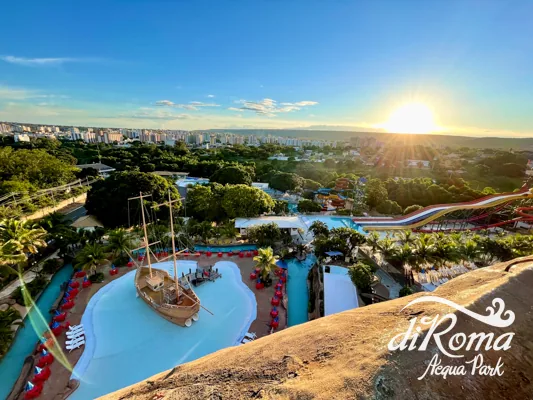 Vista aérea do diRoma Acqua Park ao pôr do sol com o barco pirata