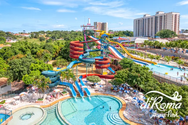 Vista aérea dos toboáguas coloridos e da torre foguete do diRoma Acqua Park