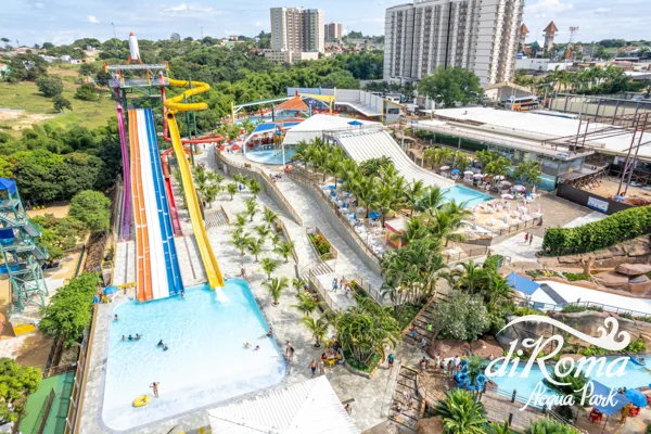 Vista aérea da piscina de ondas do diRoma Acqua Park com a cidade ao fundo