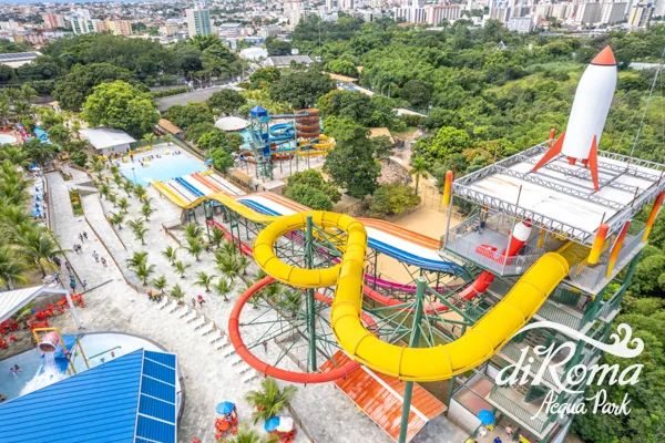 Vista aérea dos toboáguas e da torre foguete do diRoma Acqua Park