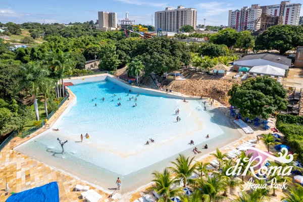 Vista aérea da piscina de ondas com visitantes no diRoma Acqua Park