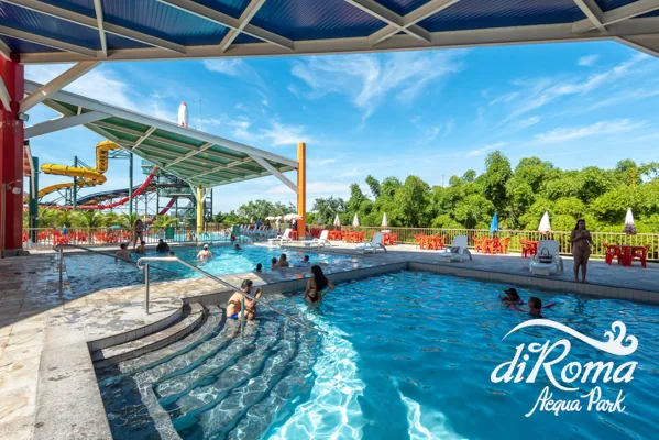 Piscina termal com visitantes no diRoma Acqua Park