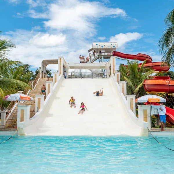 Toboágua de ondas com visitantes no Jardins Acqua Park