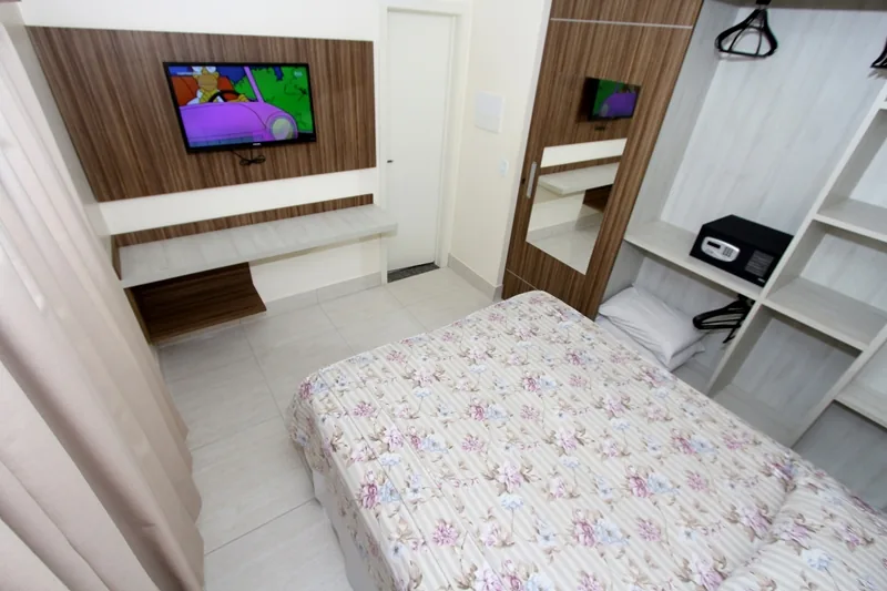 Quarto com cama de casal e TV no L'acqua diRoma