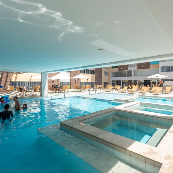 Piscina coberta com hidromassagem do Piazza diRoma