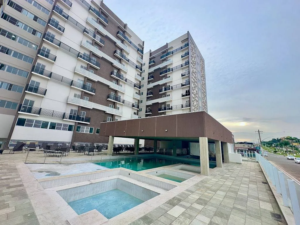 Prédio e piscinas do Spazzio diRoma ao entardecer