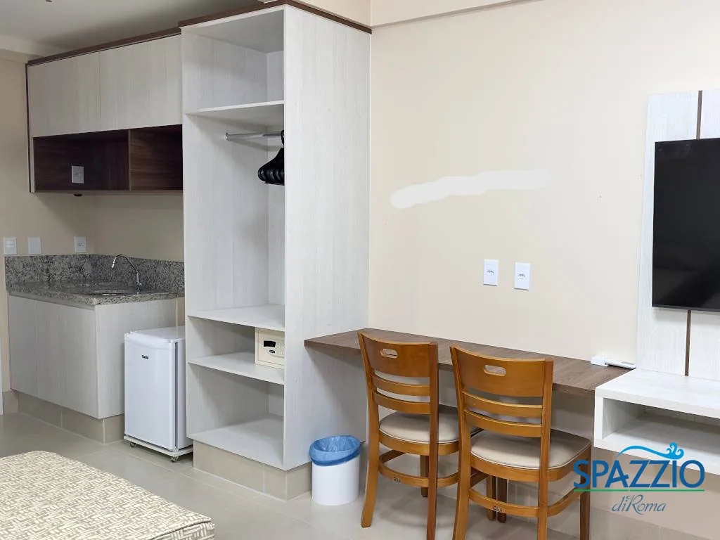 Cozinha e armário do apartamento do Spazzio diRoma