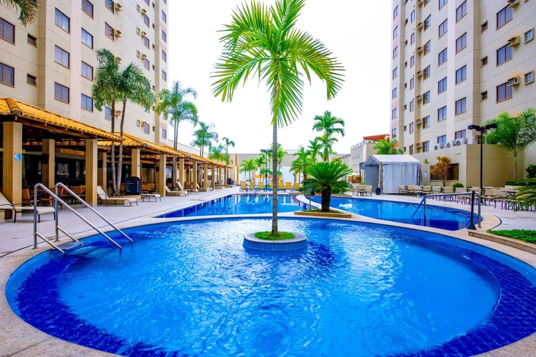 Piscina com ilha de palmeira do Boulevard