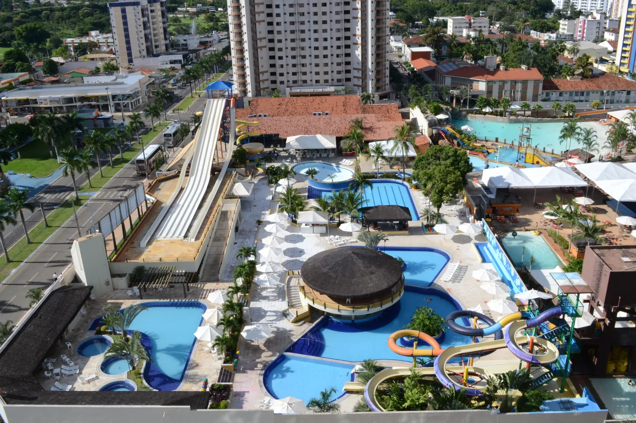 Vista aérea do complexo de piscinas e toboáguas do Clube Privé