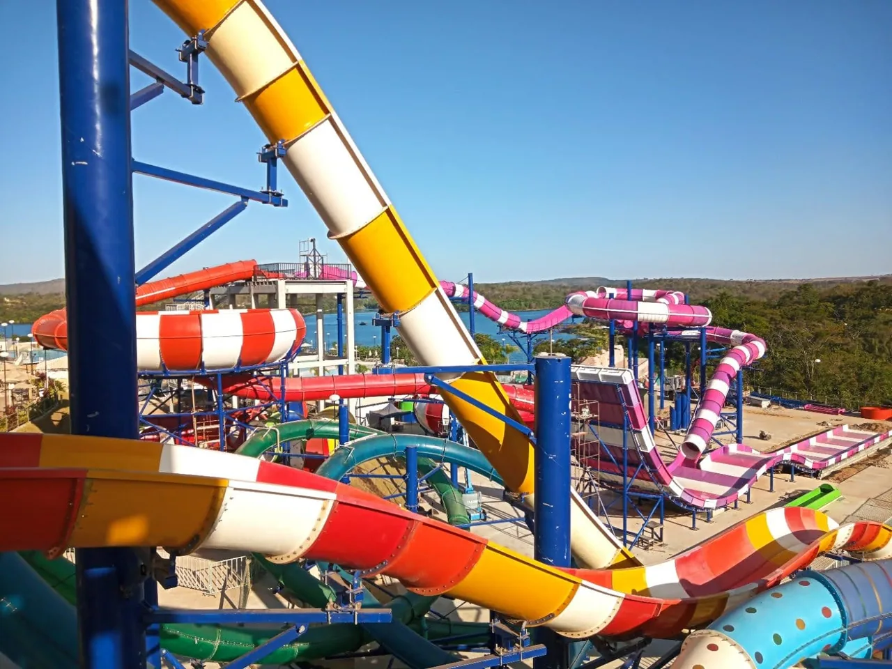 Conjunto de toboáguas radicais do Kawana Park com o lago ao fundo