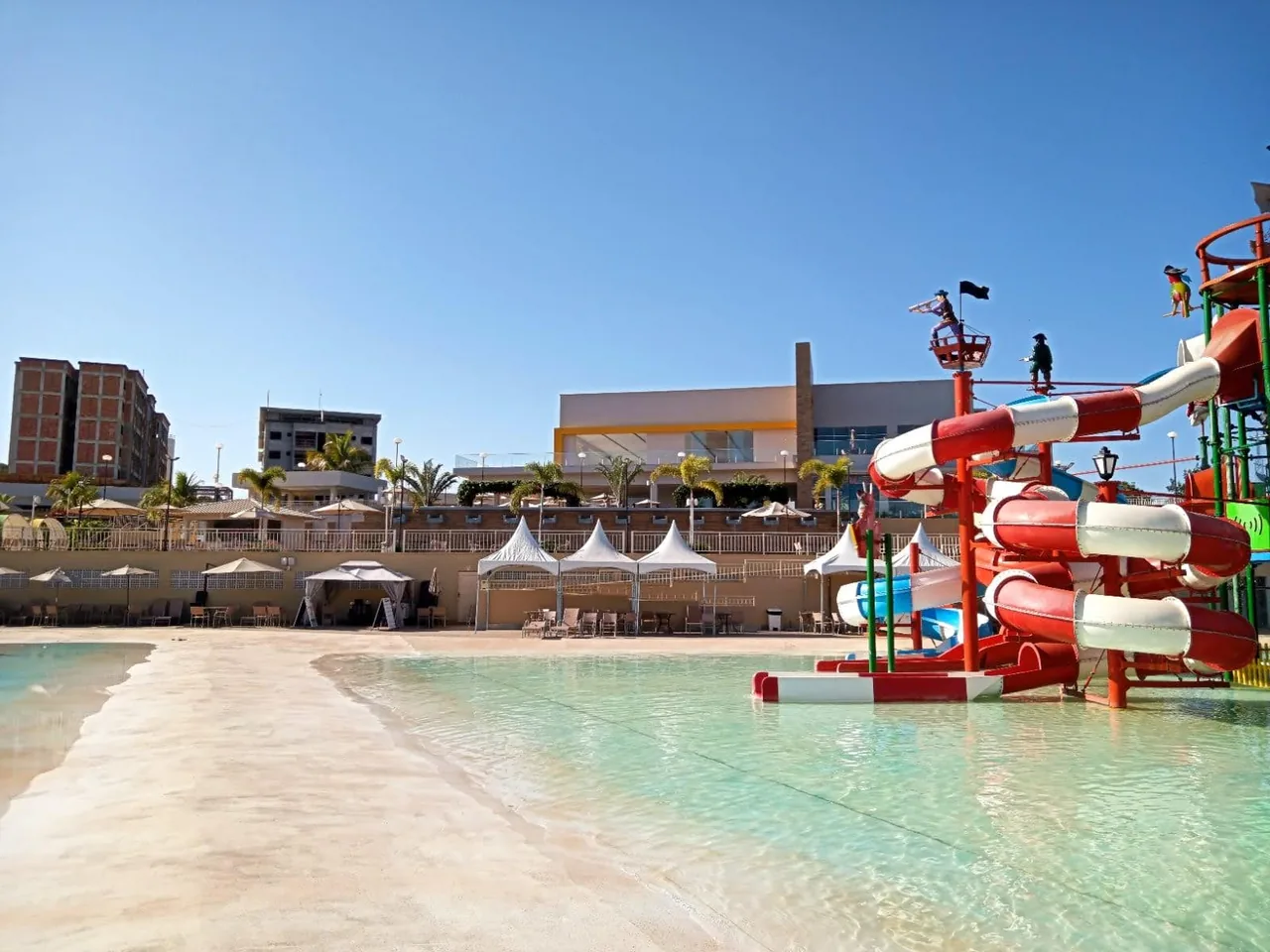 Piscina com praia artificial e área pirata do Kawana Park