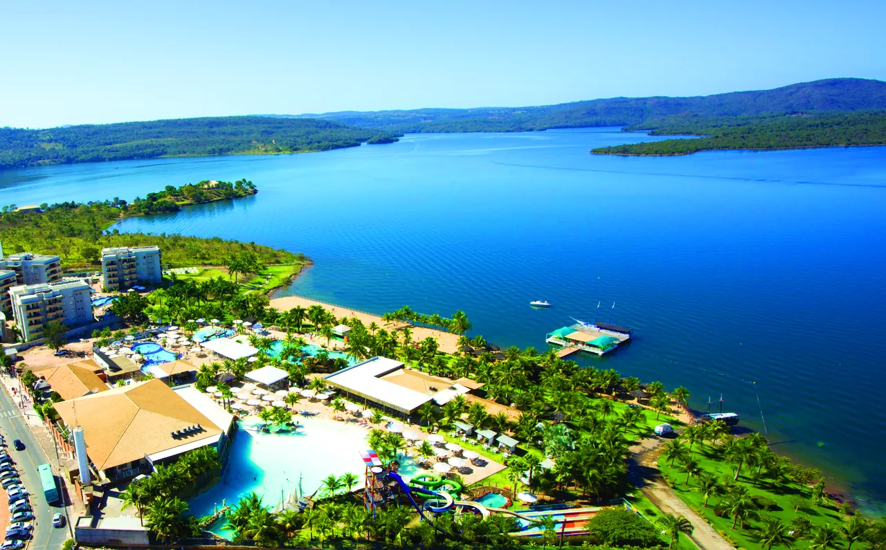 Vista aérea do Náutico Praia Clube às margens do Lago Corumbá em Caldas Novas