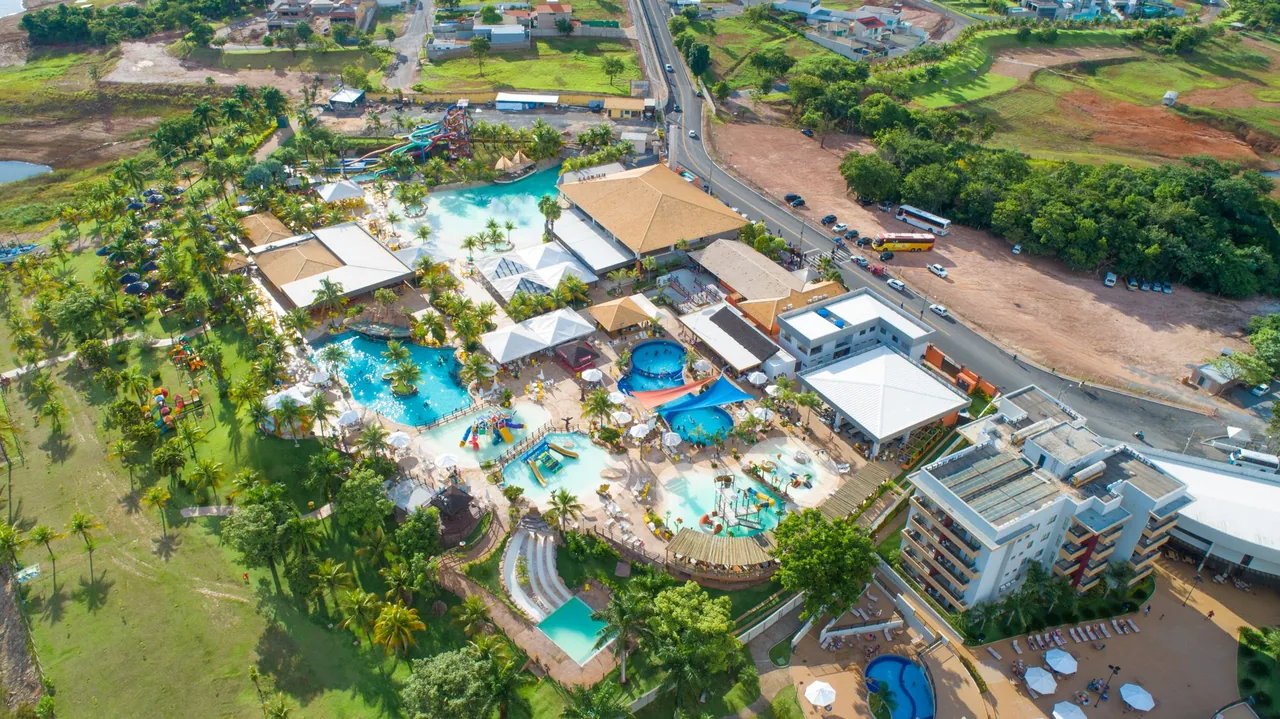 Vista aérea do complexo de piscinas e toboáguas do Náutico Praia Clube
