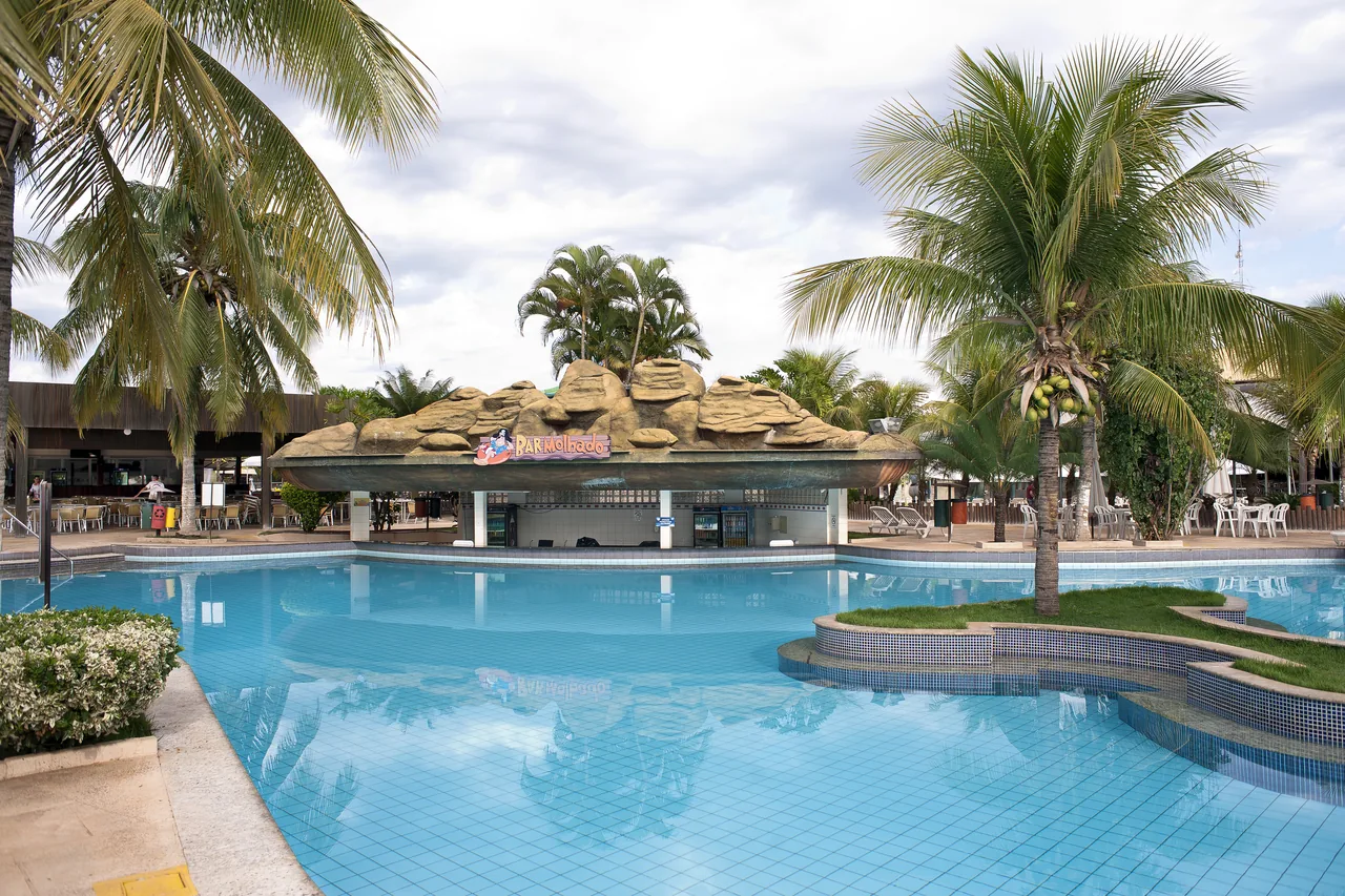 Bar molhado dentro da piscina do Náutico Praia Clube