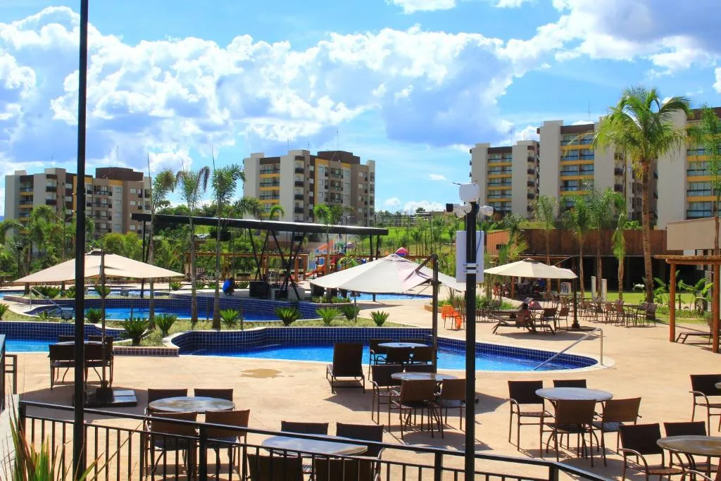 Piscinas com guarda-sóis do Praias do Lago Eco Resort