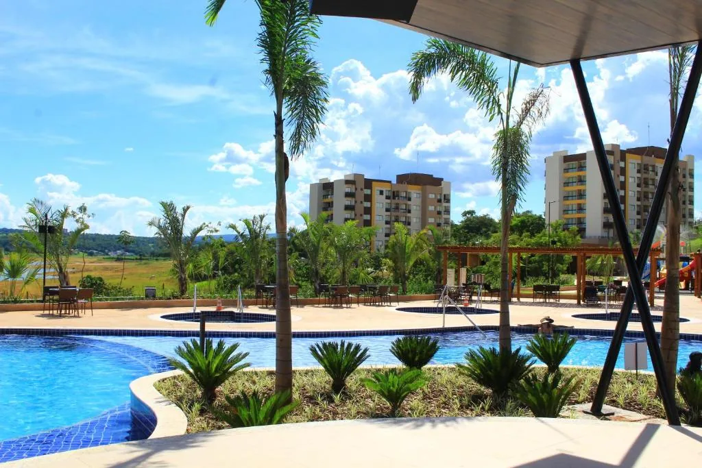 Piscinas e palmeiras do Praias do Lago Eco Resort