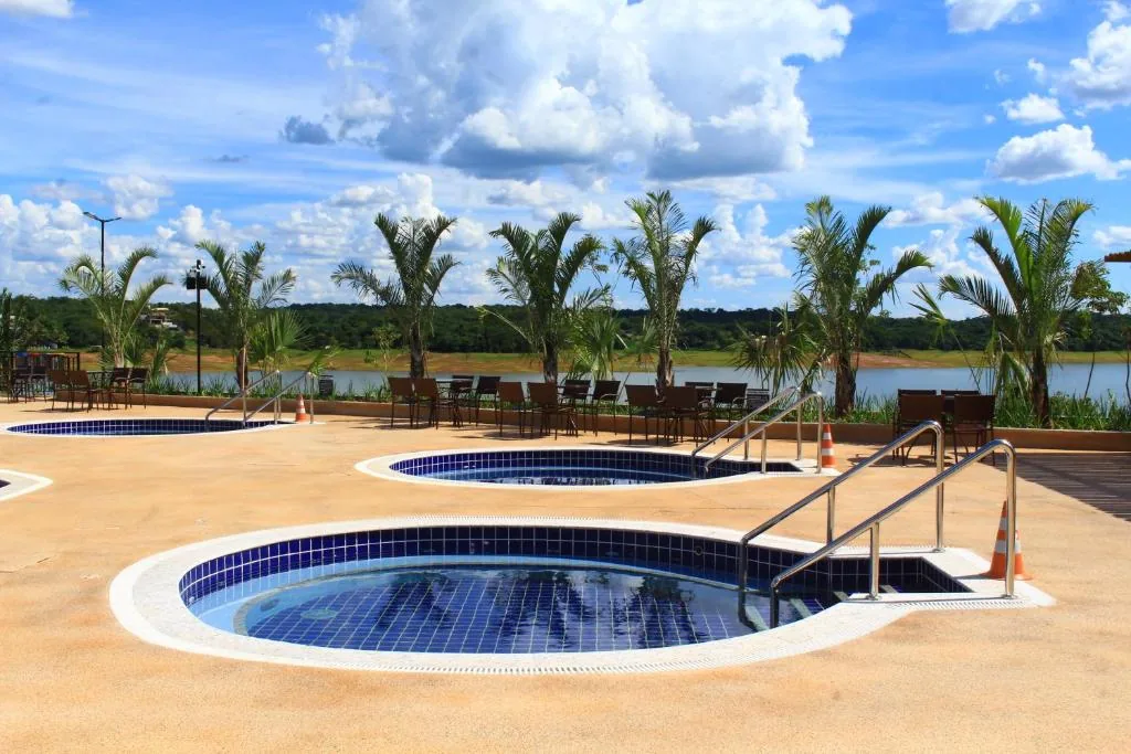 Hidromassagens com vista para o lago no Praias do Lago Eco Resort