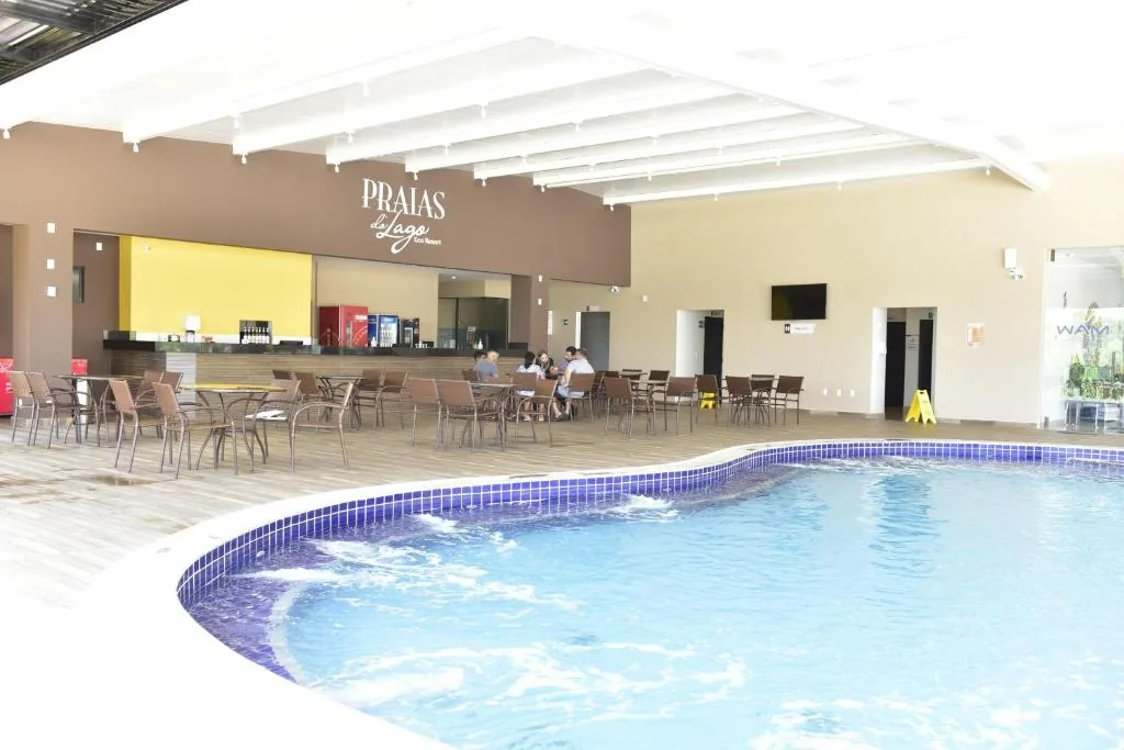Piscina interna e bar do Praias do Lago Eco Resort