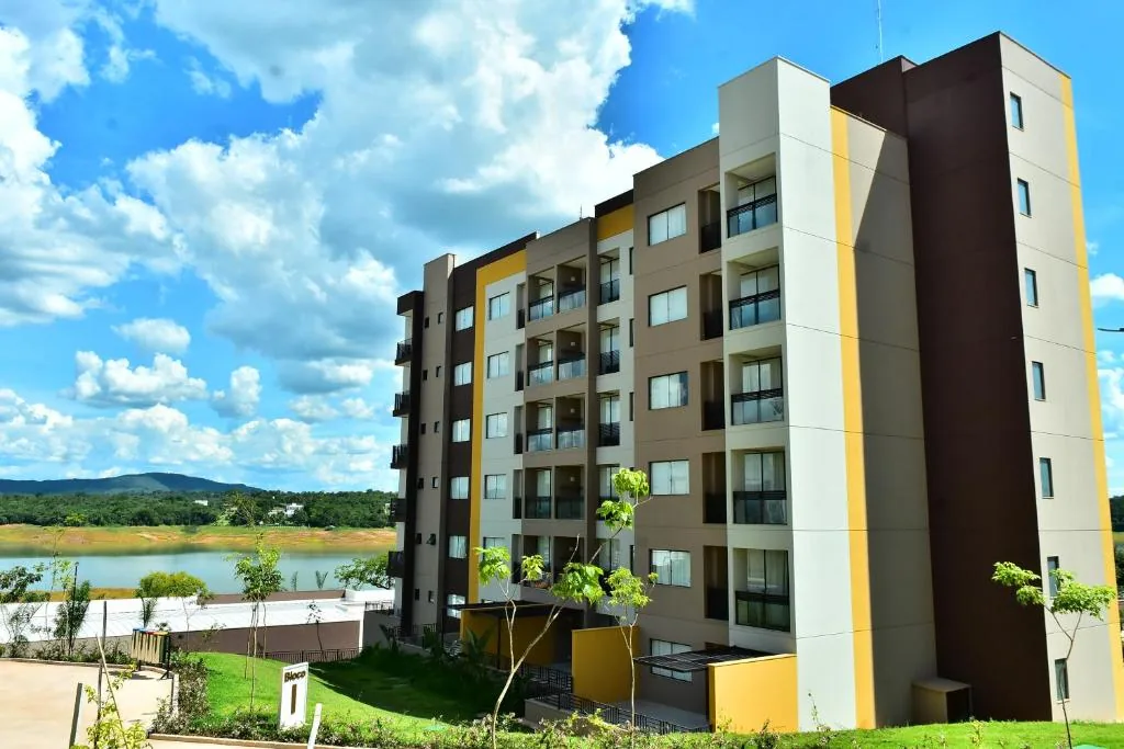 Prédios do resort com vista para o Lago Corumbá