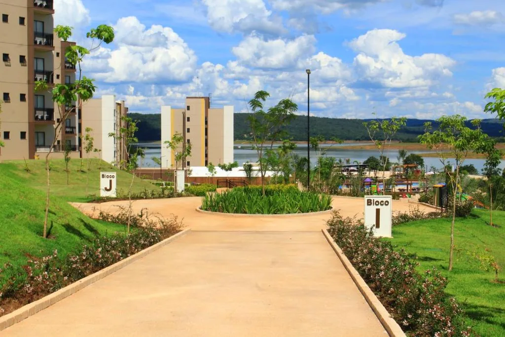 Alameda e jardins do Praias do Lago Eco Resort à beira do lago