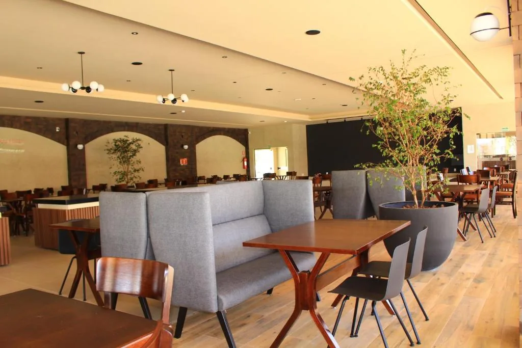 Restaurante e área de convivência do Praias do Lago Eco Resort