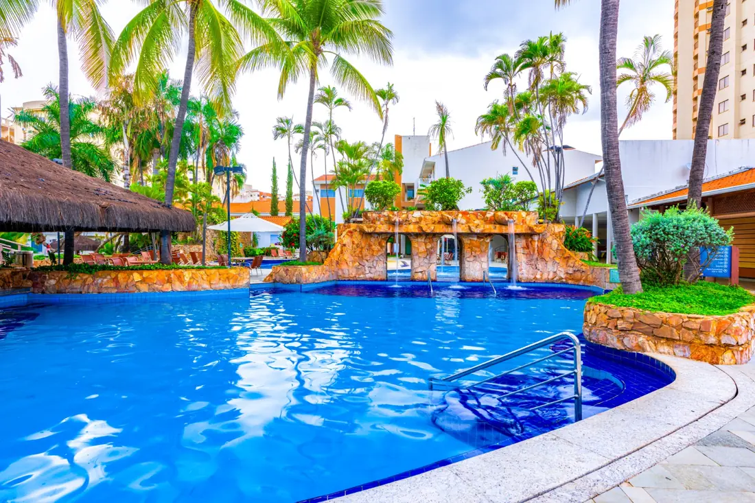 Piscina termal com cascata do Termas Privé