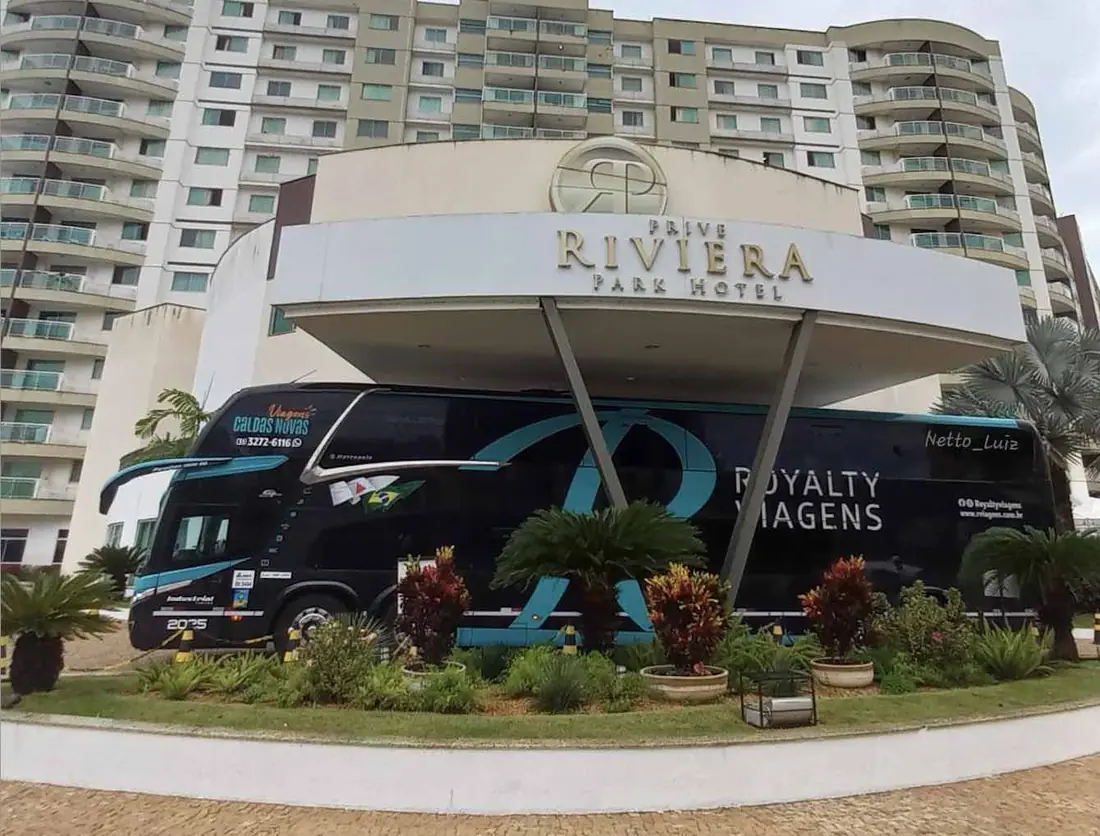 Entrada do Riviera Park Hotel com ônibus Royalty Viagens