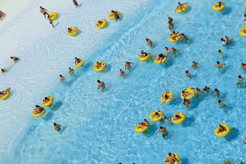 Vista aérea da piscina de ondas com boias no Water Park